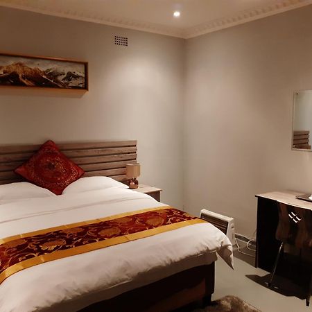 Driftwood Boutique Bed And Breakfast Lobatse Extérieur photo