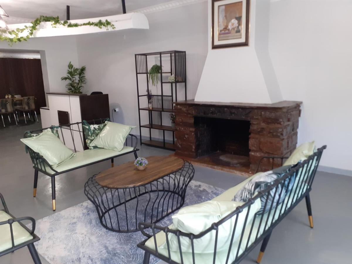 Driftwood Boutique Bed And Breakfast Lobatse Extérieur photo