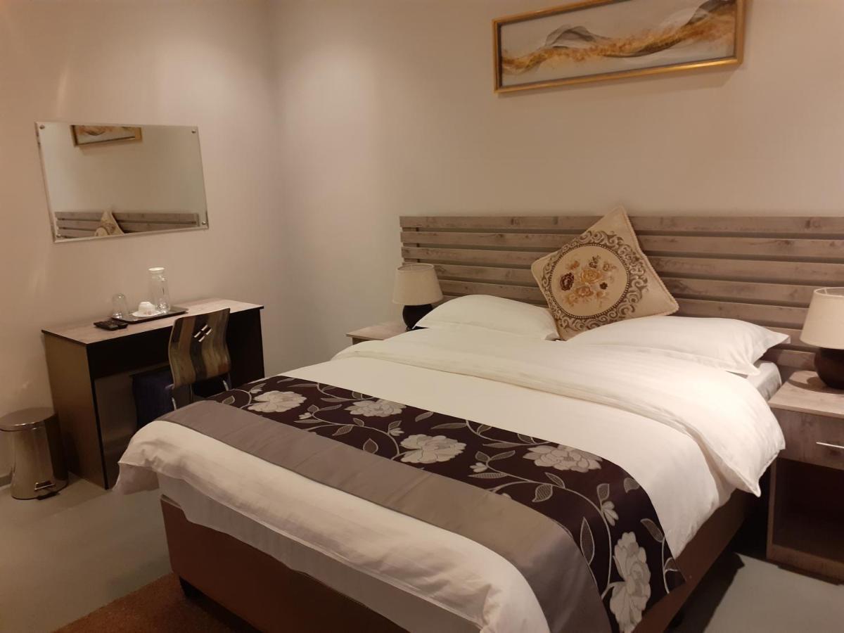 Driftwood Boutique Bed And Breakfast Lobatse Extérieur photo