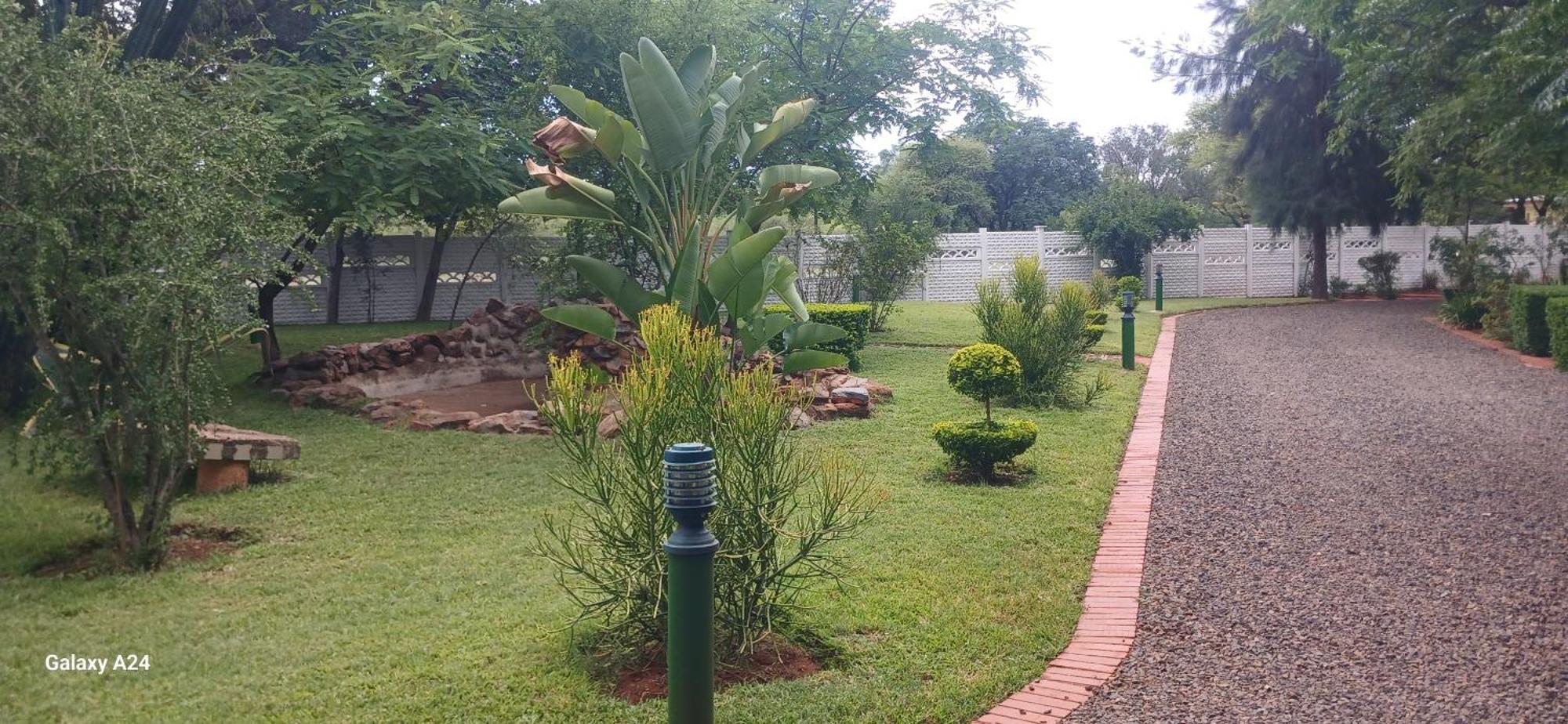 Driftwood Boutique Bed And Breakfast Lobatse Extérieur photo